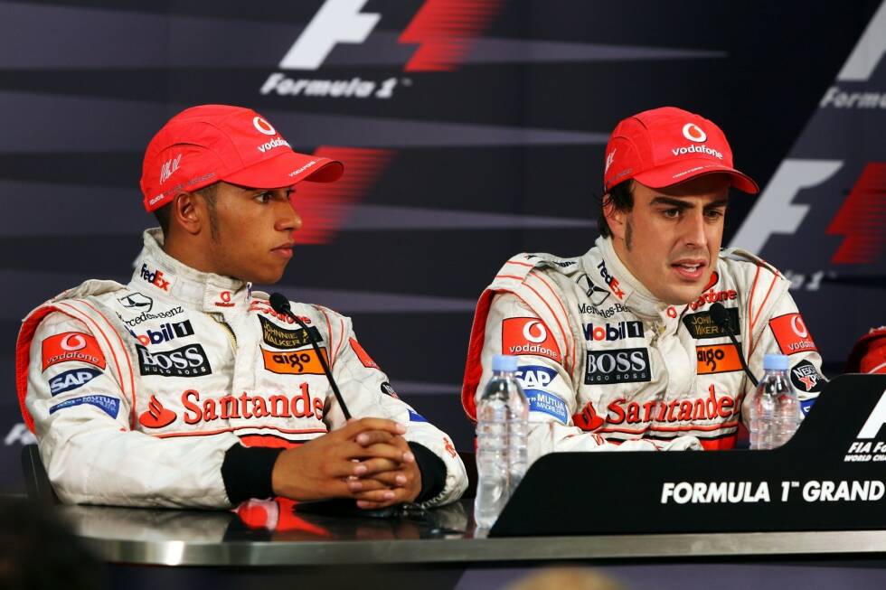 Foto zur News: Aber der Frieden im Hause McLaren währt nur kurz: Alonso gewinnt in Monte Carlo auch dank eines teaminternen Nichtangriffspakts vor Rookie-Teamkollege Lewis Hamilton. Der debütiert in der Formel 1 stärker als erwartet und lässt sich nicht in die Rolle der Nummer 2 drängen.