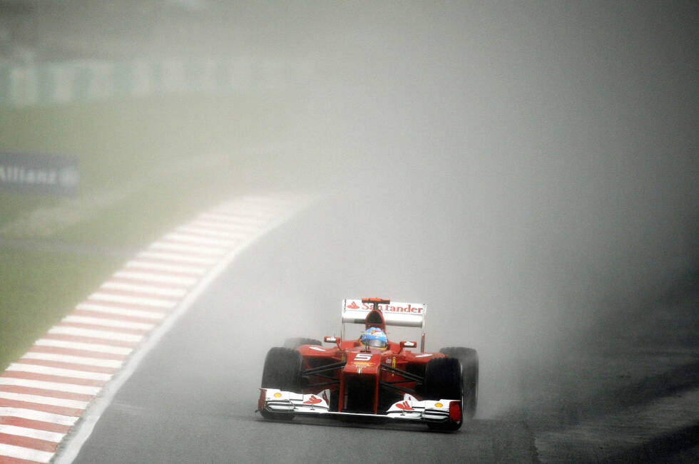 Foto zur News: &quot;This is one of the most, most beautiful!&quot; Gänsehaut nach dem Sieg vor Sergio Perez in Malaysia 2012: Alonso gewinnt mit dem unterlegenen Ferrari und führt plötzlich, in der Form seines Lebens, völlig unerwartet die Fahrer-WM an.