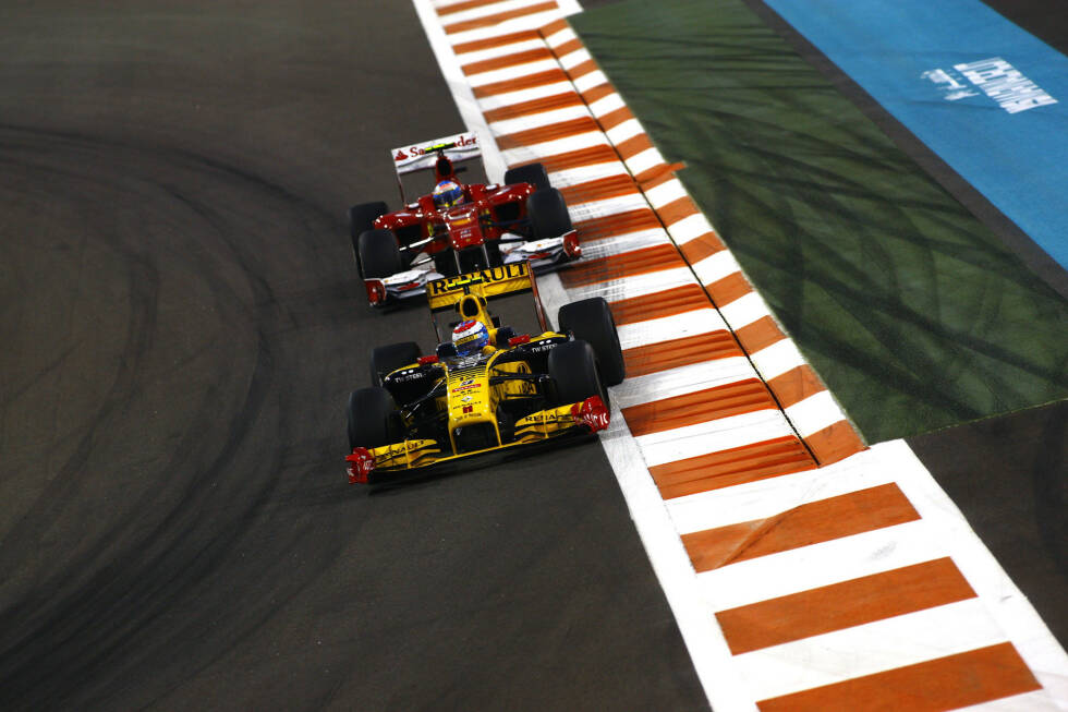 Foto zur News: Auch beim alles entscheidenden WM-Finale 2010 sieht Alonso rot, obwohl das Auto vor ihm gelb ist: Wegen eines Fehlers der Ferrari-Strategen hat er das ganze Rennen hindurch Witali Petrow vor sich - und Sebastian Vettel kann in aller Seelenruhe doch noch Weltmeister werden. 2011 ist Alonso gegen den übermächtigen Vettel machtlos.