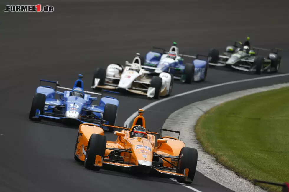 Im Mai 2017 startet Alonso sensationell beim Indy 500 in den USA. Trotz Skepsis zeigt er eine starke Leistung, führt 27 Runden und wird zum Rookie des Rennens gewählt. 21 Runden vor Rennende scheidet er mit Honda-Motorschaden aus. Das scheint bei ihm Lust auf mehr geweckt zu haben. Foto zur News: Im Mai 2017 startet Alonso sensationell beim Indy 500 in den USA. Trotz Skepsis zeigt er eine starke Leistung, führt 27 Runden und wird zum Rookie des Rennens gewählt. 21 Runden vor Rennende scheidet er mit Honda-Motorschaden aus. Das scheint bei ihm Lust auf mehr geweckt zu haben.