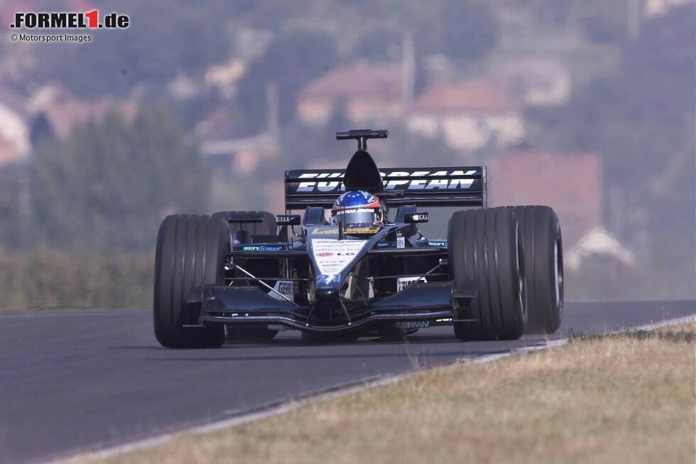 Paul Stoddart und Gian Carlo Minardi holen Alonso 2001 in die Formel 1, in der Hoffnung, ein neues Supertalent entdeckt zu haben. Der damals noch schüchterne Spanier beendet die Saison in der Fahrerwertung hinter Tarso Marques - bei jeweils null Punkten nur wegen des schlechteren Einzelergebnisses. Paul Stoddart und Gian Carlo Minardi holen Alonso 2001 in die Formel 1, in der Hoffnung, ein neues Supertalent entdeckt zu haben. Der damals noch schüchterne Spanier beendet die Saison in der Fahrerwertung hinter Tarso Marques - bei jeweils null Punkten nur wegen des schlechteren Einzelergebnisses.