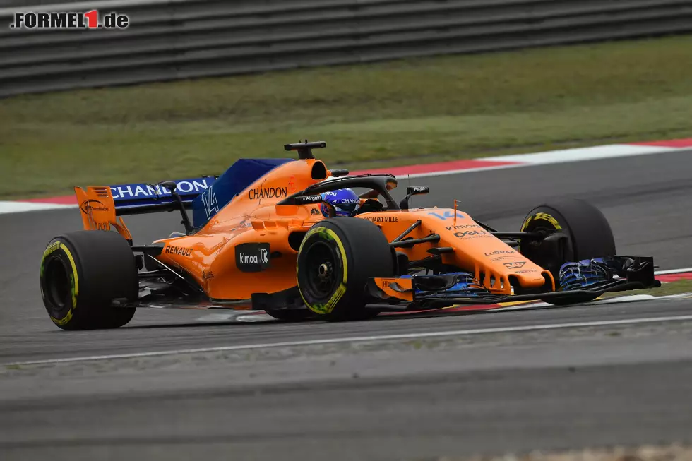 In der Formel 1 geht unterdessen nichts vorwärts: Von den ungeliebten Honda-Motoren auf Renault gewechselt, erlebt McLaren ein Debakel. Es zeigt sich nun unverblümt, dass der Honda-Motor wohl nicht das einzige Problem war. Vom Red-Bull-Team, das dieselben Motoren einsetzt, wird McLaren regelmäßig überrundet. Grund genug für Alonso, mit der Formel 1 abzuschließen, nachdem sich keine Alternativen aufdrängten. Foto zur News: In der Formel 1 geht unterdessen nichts vorwärts: Von den ungeliebten Honda-Motoren auf Renault gewechselt, erlebt McLaren ein Debakel. Es zeigt sich nun unverblümt, dass der Honda-Motor wohl nicht das einzige Problem war. Vom Red-Bull-Team, das dieselben Motoren einsetzt, wird McLaren regelmäßig überrundet. Grund genug für Alonso, mit der Formel 1 abzuschließen, nachdem sich keine Alternativen aufdrängten.