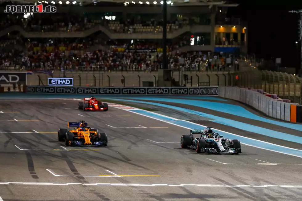 Im Anschluss an das Rennen geben die früheren Kontrahenten Sebastian Vettel und Lewis Hamilton dem scheidenden Großmeister das Geleit: Zusammen fahren die drei Piloten, die gemeinsam die vergangenen zehn Jahre geprägt haben, auf die Start- und Zielgerade. Foto zur News: Im Anschluss an das Rennen geben die früheren Kontrahenten Sebastian Vettel und Lewis Hamilton dem scheidenden Großmeister das Geleit: Zusammen fahren die drei Piloten, die gemeinsam die vergangenen zehn Jahre geprägt haben, auf die Start- und Zielgerade.