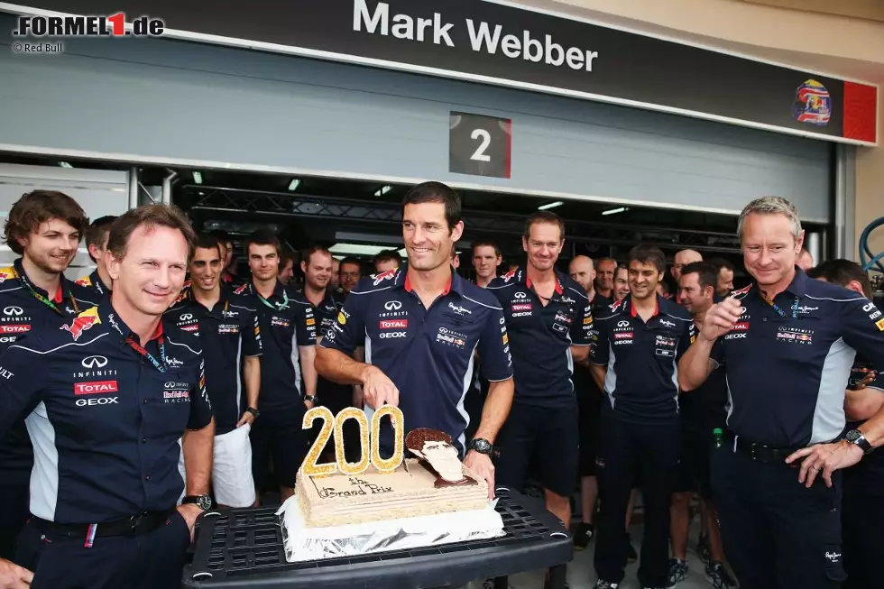 Foto zur News: Bei der feierlichen Übergabe versammelte sich die Mannschaft um Teamchef Christian Horner und Jubilar Mark Webber. Aber wer fehlt? Natürlich Intimfeind Sebastian Vettel. Auch von Red-Bull-Motorsportberater Helmut Marko ist nichts zu sehen...