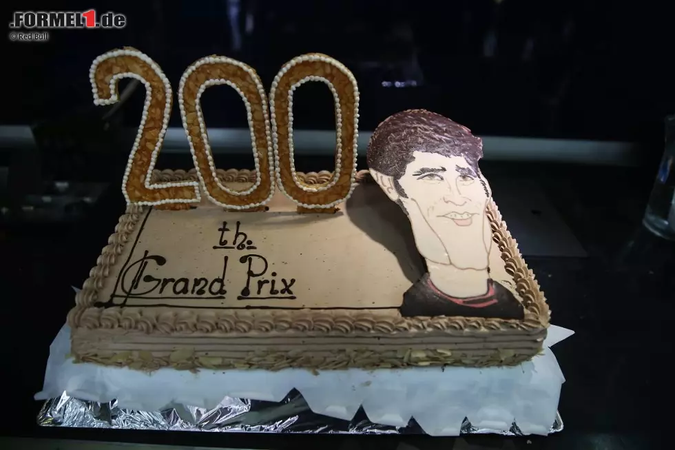 Foto zur News: In tristem Hellbraun und mit einer Karrikatur des Australiers: Die Torte für Mark Webber, der am Bahrain-Wochenende seinen 200. Grand Prix bestritt. Das Kinn fällt noch größer aus als jenes von Michael Schumacher - vielleicht weil Webber nach der Stallorder-Affäre immer solch ein langes Gesicht zieht?