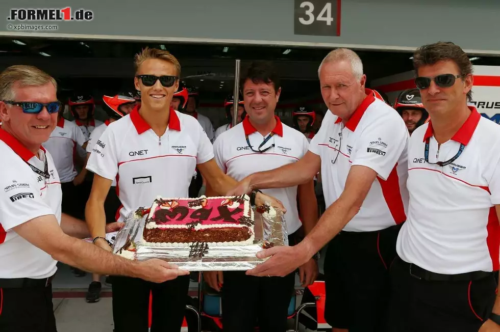 Kommen wir zur Süßwarenabteilung: Marussia-Pilot Max Chilton feierte am Sonntag seinen 22. Geburtstag. Als Überraschung bekam der Brite eine schönere Torte als Red-Bull-Pilot Mark Webber zum großen Jubiläum... Foto zur News: Kommen wir zur Süßwarenabteilung: Marussia-Pilot Max Chilton feierte am Sonntag seinen 22. Geburtstag. Als Überraschung bekam der Brite eine schönere Torte als Red-Bull-Pilot Mark Webber zum großen Jubiläum...