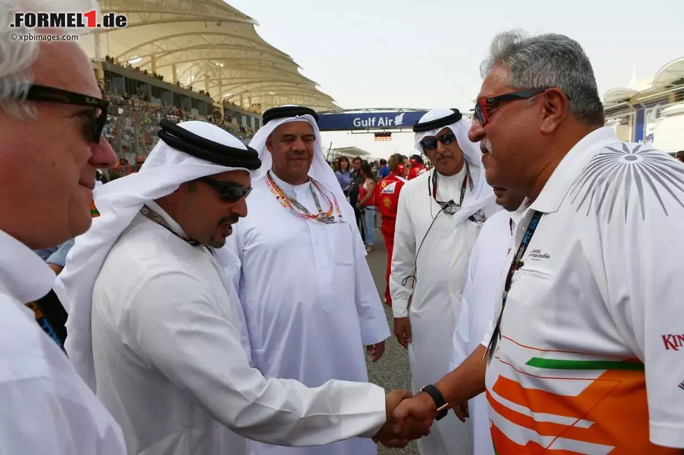 Weitere Milliarden auf einem Foto: Force-India-Teamchef und Geschäftsmann Vijay Mallya trifft Bahrain-Kronprinz Salman bin Hamad Al Khalifa und dessen Gefolge. Die Königsfamilie lässt sich den Grand Prix viel kosten. Allein Ecclestone kassiert pro Jahr 40 Millionen US-Dollar an Antrittsprämie. Foto zur News: Weitere Milliarden auf einem Foto: Force-India-Teamchef und Geschäftsmann Vijay Mallya trifft Bahrain-Kronprinz Salman bin Hamad Al Khalifa und dessen Gefolge. Die Königsfamilie lässt sich den Grand Prix viel kosten. Allein Ecclestone kassiert pro Jahr 40 Millionen US-Dollar an Antrittsprämie.