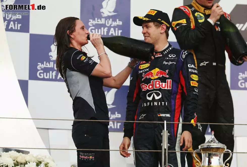 Foto zur News: Rennsieger Sebastian Vettel kletterte mit weiblicher Begleitung auf das Siegerpodest. Die Elektronikspezialistin Gill Jones wurde von Red Bull auserkoren, den Pokal für das Siegerteam in Empfang zu nehmen - ein Novum in der Formel 1. Wie immer in Bahrain: Es gab keinen Schampus, sondern Rosenwasser.