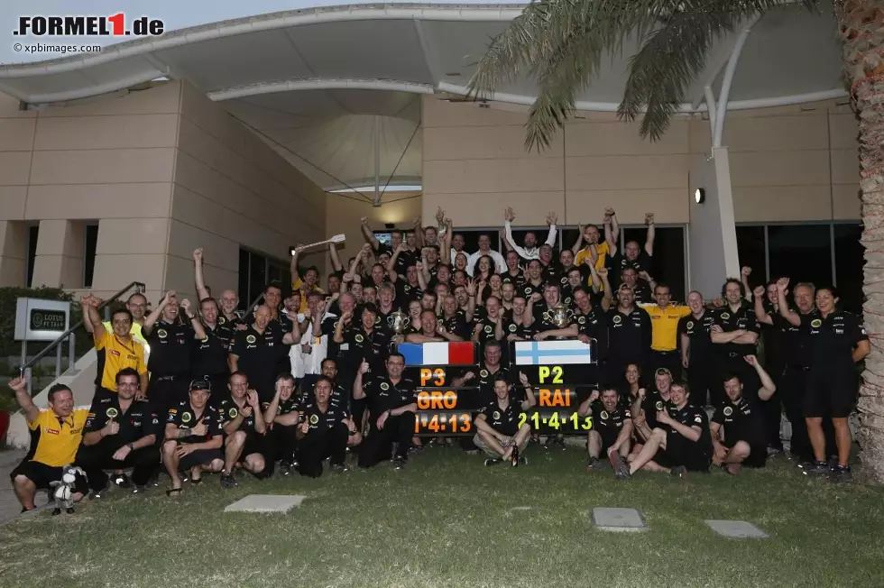 Foto zur News: In der Box von Lotus knallten hingegen die echten Sektkorken. Das Team hatte mit Platz zwei (Kimi Räikkönen) und Rang drei (Romain Grosjean) das starke Vorjahresresultat wiederholen können. Lotus sammelte viele Sympathiepunkte: Man verteilte im Fahrerlager kostenlos Bob Dylan CDs.
