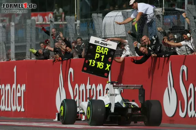 2008 kehrte er als Teamchef von Honda zurück, jedoch zunächst ohne Erfolg. Die Japaner stiegen am Jahresende aus - und Brawn kaufte das Team, das er zuvor noch mit Honda-Millionen gestärkt hatte, um einen Euro. Mit Doppeldiffuser und Brawn-Chassis stand ein alter Bekannter immerhin noch zweimal ganz oben auf dem Treppchen: Rubens Barrichello. Foto zur News: 2008 kehrte er als Teamchef von Honda zurück, jedoch zunächst ohne Erfolg. Die Japaner stiegen am Jahresende aus - und Brawn kaufte das Team, das er zuvor noch mit Honda-Millionen gestärkt hatte, um einen Euro. Mit Doppeldiffuser und Brawn-Chassis stand ein alter Bekannter immerhin noch zweimal ganz oben auf dem Treppchen: Rubens Barrichello.