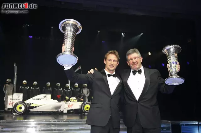 2009 war aber das Jahr des Jenson Button, der Ross Brawn mit sechs Siegen und dem Gewinn beider WM-Titel endgültig zur Legende machte. Mit einem Auto, das den eigenen Namen trägt, Champion zu werden, das haben in der Geschichte der Formel 1 noch nicht viele geschafft. Foto zur News: 2009 war aber das Jahr des Jenson Button, der Ross Brawn mit sechs Siegen und dem Gewinn beider WM-Titel endgültig zur Legende machte. Mit einem Auto, das den eigenen Namen trägt, Champion zu werden, das haben in der Geschichte der Formel 1 noch nicht viele geschafft.