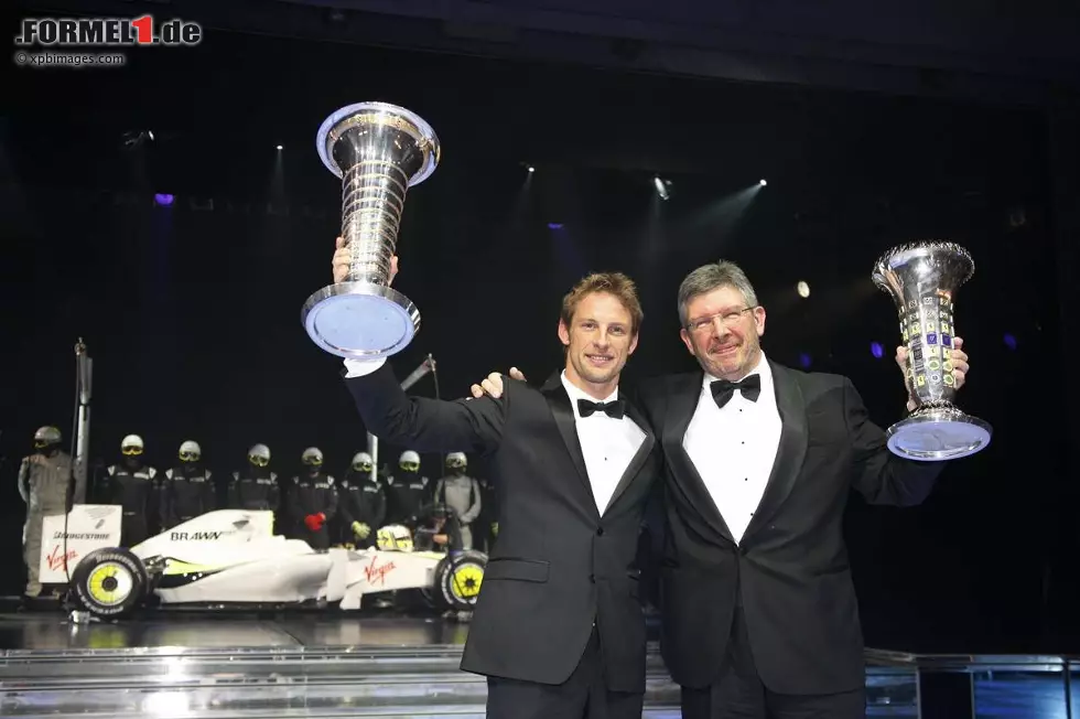 2009 war aber das Jahr des Jenson Button, der Ross Brawn mit sechs Siegen und dem Gewinn beider WM-Titel endgültig zur Legende machte. Mit einem Auto, das den eigenen Namen trägt, Champion zu werden, das haben in der Geschichte der Formel 1 noch nicht viele geschafft. Foto zur News: 2009 war aber das Jahr des Jenson Button, der Ross Brawn mit sechs Siegen und dem Gewinn beider WM-Titel endgültig zur Legende machte. Mit einem Auto, das den eigenen Namen trägt, Champion zu werden, das haben in der Geschichte der Formel 1 noch nicht viele geschafft.