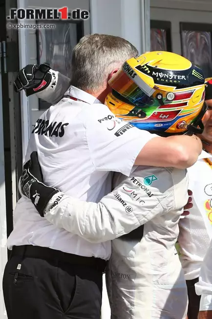 Der 13. und bisher letzte Sieger unter Ross Brawns Regie ist noch taufrisch: Lewis Hamilton hat am vergangenen Wochenende auf Mercedes den Grand Prix von Ungarn in Budapest gewonnen. Foto zur News: Der 13. und bisher letzte Sieger unter Ross Brawns Regie ist noch taufrisch: Lewis Hamilton hat am vergangenen Wochenende auf Mercedes den Grand Prix von Ungarn in Budapest gewonnen.