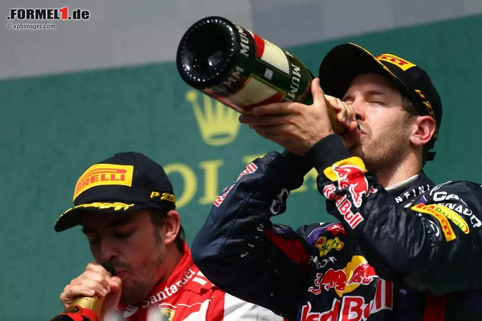 Foto zur News: MARCA (Spanien): "Nur Alonso kann gegen Vettel mithalten. Alonso fährt eine magische Aufholjagd auf das Podium und wird Zweiter hinter einem Vettel, der keinem eine wirkliche Chance gegeben hat."