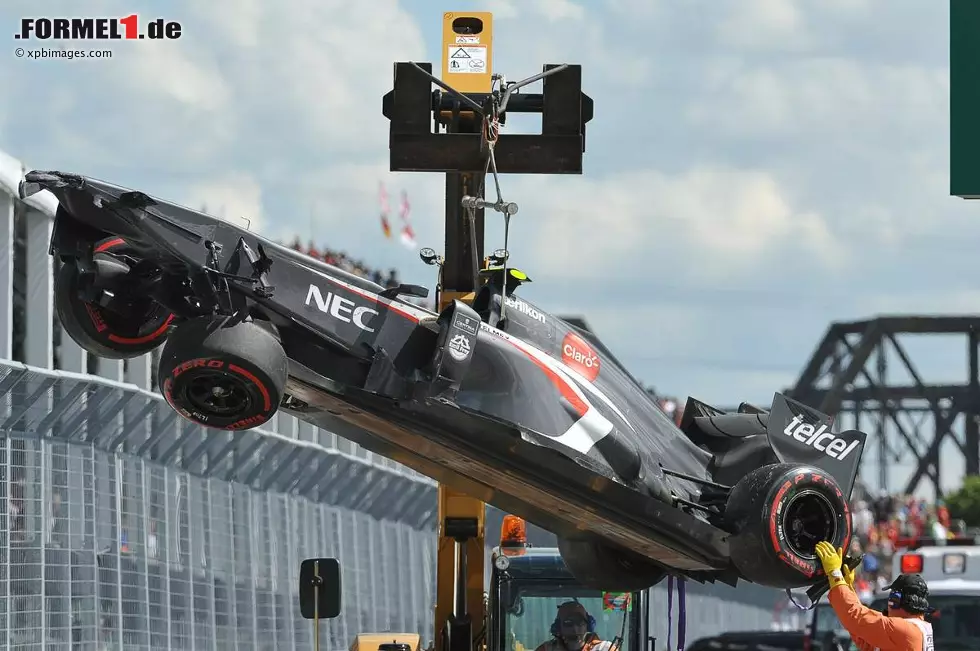 Foto zur News: Neue Zürcher Zeitung (Schweiz): "Vettel siegt in beeindruckender Art. Einzig der Spanier Fernando Alonso kann dem Weltmeister einigermaßen die Stirn bieten. Für das Sauber-Team endet die Reise nach Übersee ohne Punkte und im Frust."