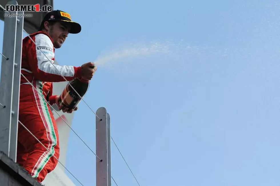 Foto zur News: SPORT (Spanien): "Alonsos zweiter Platz schmeckt ein bisschen nach Sieg. Nur Vettel konnte ihm standhalten und baut seine Führung in der Gesamtwertung aus."