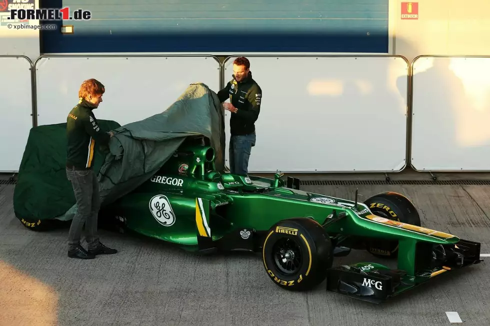 Foto zur News: Am 5. Februar 2013, wenige Minuten vor Beginn der ersten Testfahrten der Formel-1-Saison 2013, enthüllt Caterham in Jerez den CT03. Mit dem grünen Hoffnungsträger will das malaysisch-britische Team in seiner vierten Saison in der Formel 1 endlich den Anschluss ans Mittelfeld schaffen. &quot;Wir müssen ein ernsthafter Konkurrent sein und nicht einfach nur ein neues Team&quot;, sagt der neue Teamchef Cyril Abiteboul.