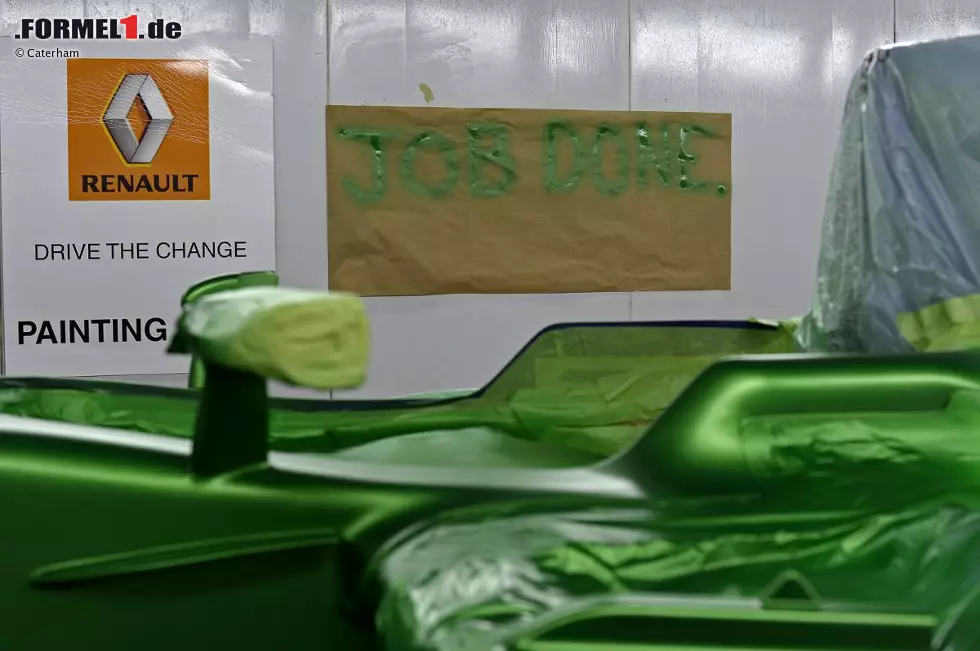 Job done: Auf die fertig lackierten Chassis kommen nun nur noch die Sponsorenaufkleber drauf, dann können Charles Pic und Giedo van der Garde wieder in neuerstrahltem Glanz mit ihrem Caterham CT03 fahren! Foto zur News: Job done: Auf die fertig lackierten Chassis kommen nun nur noch die Sponsorenaufkleber drauf, dann können Charles Pic und Giedo van der Garde wieder in neuerstrahltem Glanz mit ihrem Caterham CT03 fahren!