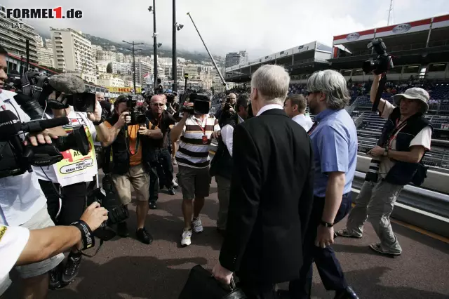 Auf Ecclestones Rückhalt konnte er sich in dieser schwierigen Situation nicht verlassen: "Ich habe Max nicht so unterstützt, wie ich das hätte tun sollen", bedauert der Formel-1-Boss heute. "Ich habe einen Freund im Stich gelassen und mich später bei ihm entschuldigt. Im Nachhinein betrachtet würde ich in all den Jahren nichts anders machen. Bis auf das." Foto zur News: Auf Ecclestones Rückhalt konnte er sich in dieser schwierigen Situation nicht verlassen: "Ich habe Max nicht so unterstützt, wie ich das hätte tun sollen", bedauert der Formel-1-Boss heute. "Ich habe einen Freund im Stich gelassen und mich später bei ihm entschuldigt. Im Nachhinein betrachtet würde ich in all den Jahren nichts anders machen. Bis auf das."