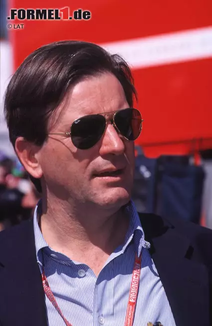 Zum Beispiel Thomas Haffa, dessen Firma EM.TV im Jahr 2000 für 3,3 Milliarden Euro die Formel 1 übernahm. "Bernie und ich", erinnert sich Mosley an einen Grand Prix auf dem Nürburgring, "hauten zur Hälfte des Rennens ab, um zum Flughafen zu kommen, wie immer. Haffa sagten wir, dass er gern in Bernies Motorhome bleiben kann, um das Rennen zu schauen. Wir sagten ihm, dass er keinen der Knöpfe unter dem Tisch drücken soll. Er fragte: 'Was meinen Sie?' Ich habe ihm gesagt, das seien die Ausfall-Knöpfe. Wenn Bernie will, dass sich der Rennverlauf ändert, dann drückt er auf den Knopf und ein Auto scheidet aus. Er glaubte das wirklich! Das sagt viel darüber aus, für wie mächtig die Menschen Bernie halten." Foto zur News: Zum Beispiel Thomas Haffa, dessen Firma EM.TV im Jahr 2000 für 3,3 Milliarden Euro die Formel 1 übernahm. "Bernie und ich", erinnert sich Mosley an einen Grand Prix auf dem Nürburgring, "hauten zur Hälfte des Rennens ab, um zum Flughafen zu kommen, wie immer. Haffa sagten wir, dass er gern in Bernies Motorhome bleiben kann, um das Rennen zu schauen. Wir sagten ihm, dass er keinen der Knöpfe unter dem Tisch drücken soll. Er fragte: 'Was meinen Sie?' Ich habe ihm gesagt, das seien die Ausfall-Knöpfe. Wenn Bernie will, dass sich der Rennverlauf ändert, dann drückt er auf den Knopf und ein Auto scheidet aus. Er glaubte das wirklich! Das sagt viel darüber aus, für wie mächtig die Menschen Bernie halten."