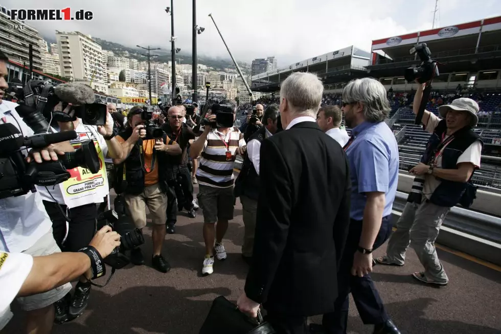 Auf Ecclestones Rückhalt konnte er sich in dieser schwierigen Situation nicht verlassen: "Ich habe Max nicht so unterstützt, wie ich das hätte tun sollen", bedauert der Formel-1-Boss heute. "Ich habe einen Freund im Stich gelassen und mich später bei ihm entschuldigt. Im Nachhinein betrachtet würde ich in all den Jahren nichts anders machen. Bis auf das." Foto zur News: Auf Ecclestones Rückhalt konnte er sich in dieser schwierigen Situation nicht verlassen: "Ich habe Max nicht so unterstützt, wie ich das hätte tun sollen", bedauert der Formel-1-Boss heute. "Ich habe einen Freund im Stich gelassen und mich später bei ihm entschuldigt. Im Nachhinein betrachtet würde ich in all den Jahren nichts anders machen. Bis auf das."