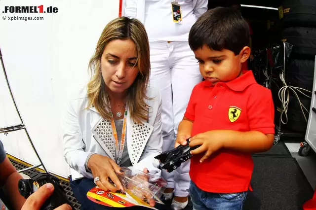 Bei den Massas ist der Nachwuchs schon länger da - und heißt wie der Papa: Felipinho steht auf Ferrari und schnelle Autos, genau wie Felipe. Die bodenständige Mama Raffaela hat's im Haus der Benzinbrüder nicht immer einfach... Foto zur News: Bei den Massas ist der Nachwuchs schon länger da - und heißt wie der Papa: Felipinho steht auf Ferrari und schnelle Autos, genau wie Felipe. Die bodenständige Mama Raffaela hat's im Haus der Benzinbrüder nicht immer einfach...