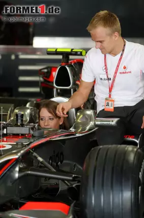 Heikki Kovalainen hat sich seine Lebensgefährtin indes außerhalb der finnischen Grenzen gesucht. Fündig geworden ist er bei Catherine Hyde, mit der er bei McLaren seine besten Formel-1-Jahre erlebte und zum Grand-Prix-Sieger wurde. Catherine ist eines der aktivsten Mitglieder im informellen "Club" der Formel-1-Fahrerfrauen. Foto zur News: Heikki Kovalainen hat sich seine Lebensgefährtin indes außerhalb der finnischen Grenzen gesucht. Fündig geworden ist er bei Catherine Hyde, mit der er bei McLaren seine besten Formel-1-Jahre erlebte und zum Grand-Prix-Sieger wurde. Catherine ist eines der aktivsten Mitglieder im informellen "Club" der Formel-1-Fahrerfrauen.