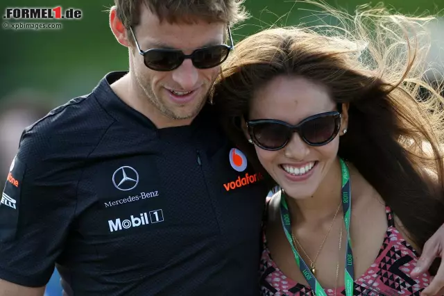Seine große Liebe scheint er 2008 im japanisch-argentinischen Dessousmodel Jessica Michibata gefunden zu haben. Im Weltmeister-Jahr 2009 schob er mit "Jess" zwischendurch schon mal ein Nümmerchen im Brawn-Truck - und erzählte das auch noch grinsend den vergnügten Journalisten. Mittlerweile sind die beiden verheiratet. Foto zur News: Seine große Liebe scheint er 2008 im japanisch-argentinischen Dessousmodel Jessica Michibata gefunden zu haben. Im Weltmeister-Jahr 2009 schob er mit "Jess" zwischendurch schon mal ein Nümmerchen im Brawn-Truck - und erzählte das auch noch grinsend den vergnügten Journalisten. Mittlerweile sind die beiden verheiratet.