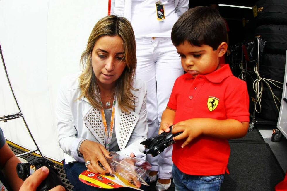 Foto zur News: Bei den Massas ist der Nachwuchs schon länger da - und heißt wie der Papa: Felipinho steht auf Ferrari und schnelle Autos, genau wie Felipe. Die bodenständige Mama Raffaela hat&#039;s im Haus der Benzinbrüder nicht immer einfach...