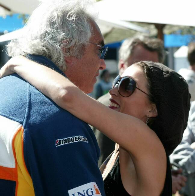 Foto zur News: Dannii, die jüngere Schwester von Weltstar Kylie Minogue, gibt hier zwar Flavio Briatore ein Küsschen, kam aber eigentlich durch ihr Techtelmechtel mit Jacques Villeneuve zur Formel 1. Der Weltmeister von 1997 wirkte durch seine Unangepasstheit in jungen Jahren wie ein Magnet auf Frauen.