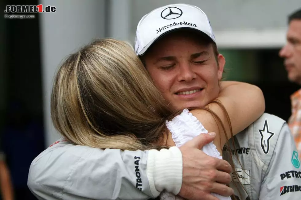 Oder auch Nico Rosberg, der in der Formel 1 stets mit Vivian Sibold unterwegs ist, die als ausgebildete Innenarchitektin zum Beispiel das Caterham-Motorhome designt hat. Die beiden leben keine sehr öffentliche, dafür aber eine umso innigere Beziehung. Foto zur News: Oder auch Nico Rosberg, der in der Formel 1 stets mit Vivian Sibold unterwegs ist, die als ausgebildete Innenarchitektin zum Beispiel das Caterham-Motorhome designt hat. Die beiden leben keine sehr öffentliche, dafür aber eine umso innigere Beziehung.