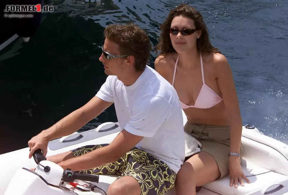 Er war schon immer ein Frauenheld: Jenson Button war lange mit Louise Griffiths verlobt, einem süßen Sternchen aus einer Castingshow. Doch die Verlobung war nichts für die Ewigkeit. Foto zur News: Er war schon immer ein Frauenheld: Jenson Button war lange mit Louise Griffiths verlobt, einem süßen Sternchen aus einer Castingshow. Doch die Verlobung war nichts für die Ewigkeit.