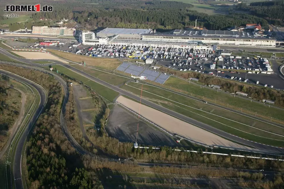 Nico Rosberg (Mercedes): "Wir waren am Donnerstag auf der Nordschleife mit den alten Silberpfeil-Autos. Da ist ja die Silberpfeil-Legende entstanden. Da haben die den Lack abgekratzt, weil das Auto zu schwer war - und dann blieb nur noch das Metall untendrunter übrig, und das war silbern. Dann bin ich noch mit Fangios 54er-Siegerauto gefahren auf der Nordschleife. Das waren schon verrückte Zeiten damals. Ohne Leitplanken, durch die Bäume auf der Strecke hindurch, im strömenden Regen, wo man nichts sieht - Wahnsinn, echt! Das ist schon eine andere Welt gewesen." Foto zur News: Nico Rosberg (Mercedes): "Wir waren am Donnerstag auf der Nordschleife mit den alten Silberpfeil-Autos. Da ist ja die Silberpfeil-Legende entstanden. Da haben die den Lack abgekratzt, weil das Auto zu schwer war - und dann blieb nur noch das Metall untendrunter übrig, und das war silbern. Dann bin ich noch mit Fangios 54er-Siegerauto gefahren auf der Nordschleife. Das waren schon verrückte Zeiten damals. Ohne Leitplanken, durch die Bäume auf der Strecke hindurch, im strömenden Regen, wo man nichts sieht - Wahnsinn, echt! Das ist schon eine andere Welt gewesen."
