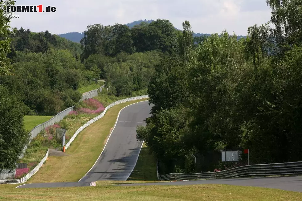 Foto zur News: Sergio Perez (McLaren): &quot;Natürlich würde auch ich gern auf der altehrwürdigen Nordschleife gern mal ein Rennen fahren. Es müssen damals unfassbare Bedingungen für einen Grand Prix gewesen sein. Ich bin aber auch mit dem aktuellen Grand-Prix-Kurs recht glücklich.&quot;