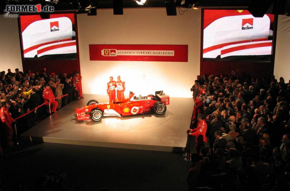 Foto zur News: 2002: Ferrari F2002. Fahrer- und Konstrukteurs-Weltmeister. 15 Siege. - Der F2002 wird bereits am 7. Februar präsentiert, kommt aber erst ab dem dritten (Michael Schumacher) beziehungsweise vierten Rennen (Rubens Barrichello) zum Einsatz. Der sogenannte Car-Launch findet vor 600 Zuschauern in der Ferrari-Straßenmotoren-Fabrik in Maranello statt. Der F2002 soll 15 seiner 19 Grands Prix gewinnen und als eines der erfolgreichsten Formel-1-Autos aller Zeiten in die Geschichte eingehen.