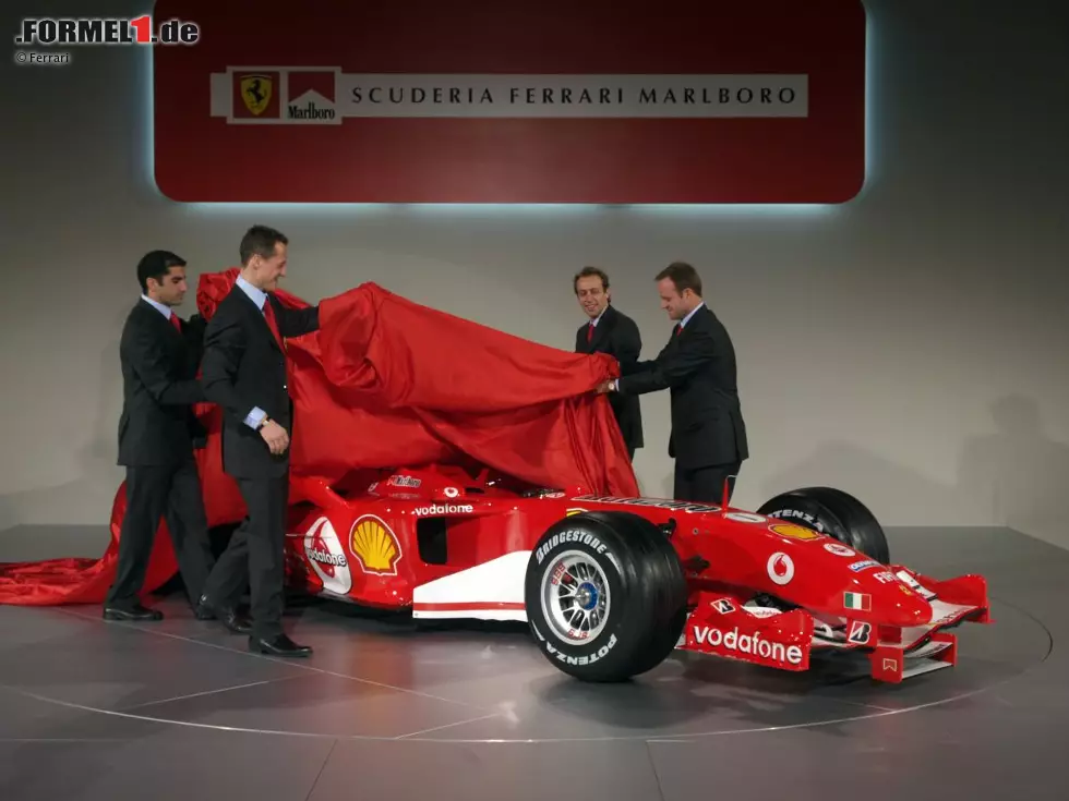2005: Ferrari F2005. Dritter in der Fahrer- und Konstrukteurs-Weltmeisterschaft. Ein Sieg. - Der kleinere Rahmen der Präsentation deutet schon an, dass Ferrari in jener Saison kleinere Brötchen backen muss. Schumacher/Barrichello starten mit dem F2004-M, einer überarbeiteten Version des Vorjahreswagens, in die Saison. Der einzige Sieg gelingt dann mit Neuwagen beim Michelin-Skandalrennen in Indianapolis, wo die beiden Ferraris nur Jordan und Minardi schlagen müssen. Foto zur News: 2005: Ferrari F2005. Dritter in der Fahrer- und Konstrukteurs-Weltmeisterschaft. Ein Sieg. - Der kleinere Rahmen der Präsentation deutet schon an, dass Ferrari in jener Saison kleinere Brötchen backen muss. Schumacher/Barrichello starten mit dem F2004-M, einer überarbeiteten Version des Vorjahreswagens, in die Saison. Der einzige Sieg gelingt dann mit Neuwagen beim Michelin-Skandalrennen in Indianapolis, wo die beiden Ferraris nur Jordan und Minardi schlagen müssen.