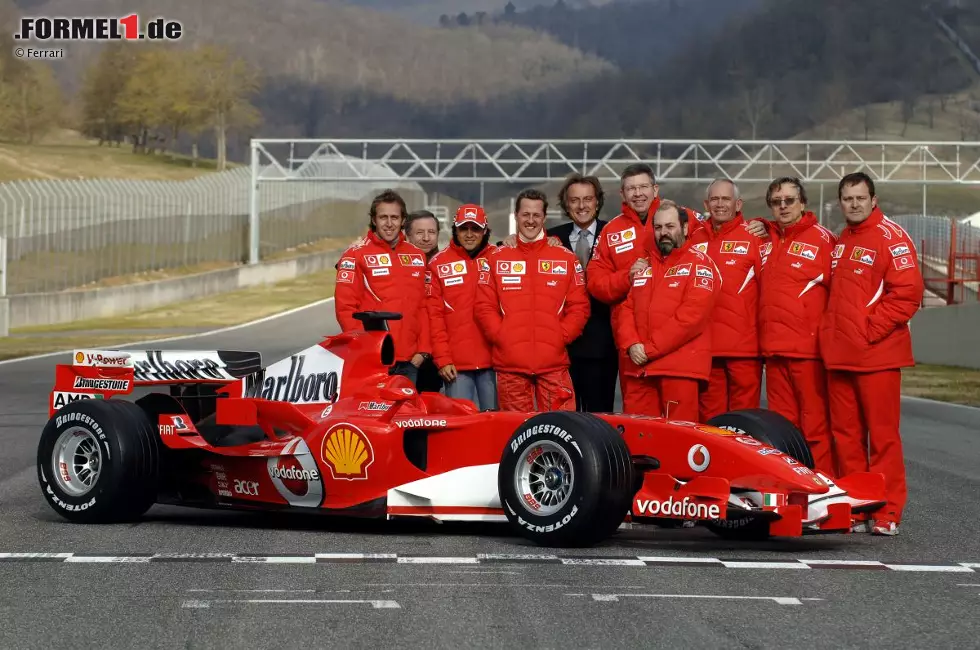 2006: Ferrari 248 F1. Zweiter in der Fahrer- und Konstrukteurs-Weltmeisterschaft. Neun Siege. - Nicht in der Gestione Sportiva in Maranello, sondern auf der hauseigenen Teststrecke in Mugello findet 2006 die Ferrari-Präsentation statt - erstmals mit Felipe Massa als Nachfolger von Rubens Barrichello, und zum letzten Mal mit Michael Schumacher. Der Deutsche kämpft bis zum Schluss gegen Fernando Alonso um den Titel, zieht aber beim Finale in Brasilien den Kürzeren und beendet seine (erste) Karriere. Der 248 F1 ist der letzte große Wurf von Rory Byrne, der sich am Jahresanfang nahezu komplett aus dem Tagesgeschäft zurückzieht und die technische Verantwortung an Aldo Costa übergibt. Auch Teamchef Jean Todt und Chefstratege Ross Brawn verschwinden von der Bildfläche. Das Ende einer Ära. Foto zur News: 2006: Ferrari 248 F1. Zweiter in der Fahrer- und Konstrukteurs-Weltmeisterschaft. Neun Siege. - Nicht in der Gestione Sportiva in Maranello, sondern auf der hauseigenen Teststrecke in Mugello findet 2006 die Ferrari-Präsentation statt - erstmals mit Felipe Massa als Nachfolger von Rubens Barrichello, und zum letzten Mal mit Michael Schumacher. Der Deutsche kämpft bis zum Schluss gegen Fernando Alonso um den Titel, zieht aber beim Finale in Brasilien den Kürzeren und beendet seine (erste) Karriere. Der 248 F1 ist der letzte große Wurf von Rory Byrne, der sich am Jahresanfang nahezu komplett aus dem Tagesgeschäft zurückzieht und die technische Verantwortung an Aldo Costa übergibt. Auch Teamchef Jean Todt und Chefstratege Ross Brawn verschwinden von der Bildfläche. Das Ende einer Ära.