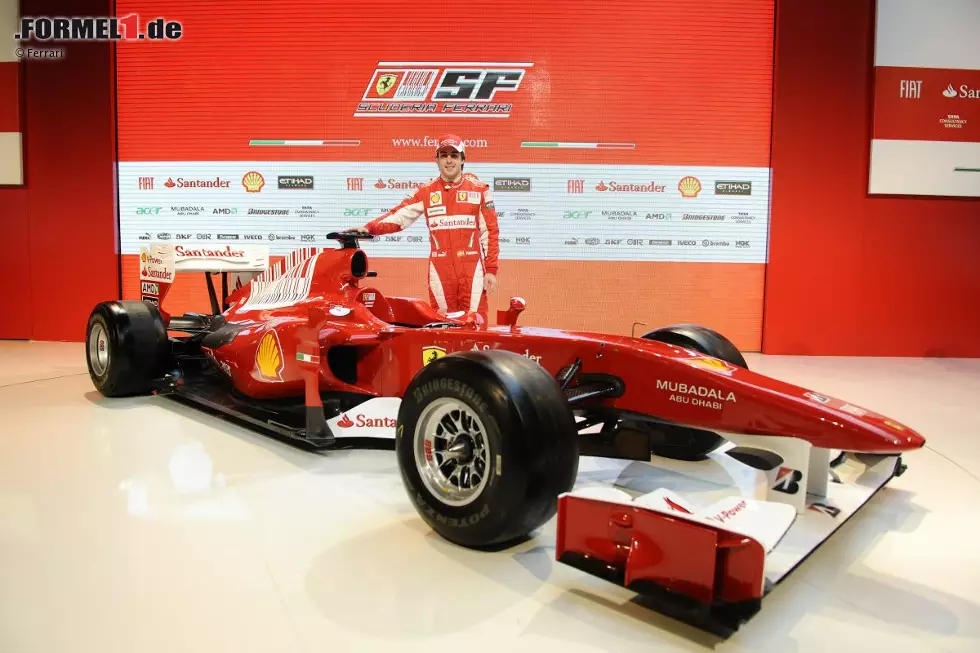 2010: Ferrari F10. Zweiter in der Fahrer- und Dritter in der Konstrukteurs-Weltmeisterschaft. Fünf Siege. - Neuzugang Fernando Alonso, auf dem alle Hoffnungen von Präsident Luca di Montezemolo ruhen, gewinnt nach signifikanten Regeländerungen gleich den ersten Grand Prix in Bahrain und kämpft auch bis zum Schluss um den Titel. Beim Finale in Abu Dhabi unterläuft dem Kommandostand aber ein taktischer Fehler, indem man sich zu sehr auf Mark Webber konzentriert und Sebastian Vettel dabei völlig übersieht - was Chefstratege Chris Dyer den Job kostet. Foto zur News: 2010: Ferrari F10. Zweiter in der Fahrer- und Dritter in der Konstrukteurs-Weltmeisterschaft. Fünf Siege. - Neuzugang Fernando Alonso, auf dem alle Hoffnungen von Präsident Luca di Montezemolo ruhen, gewinnt nach signifikanten Regeländerungen gleich den ersten Grand Prix in Bahrain und kämpft auch bis zum Schluss um den Titel. Beim Finale in Abu Dhabi unterläuft dem Kommandostand aber ein taktischer Fehler, indem man sich zu sehr auf Mark Webber konzentriert und Sebastian Vettel dabei völlig übersieht - was Chefstratege Chris Dyer den Job kostet.