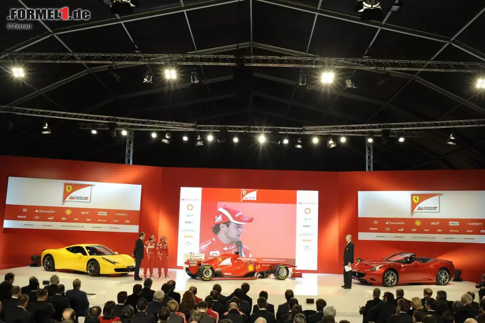 2011: Ferrari 150° Italia. Vierter in der Fahrer- und Dritter in der Konstrukteurs-Weltmeisterschaft. Ein Sieg. - Der 150° Italia hätte eigentlich F150 heißen sollen, dagegen legt jedoch der Automobilhersteller Ford sein Veto ein. Zunächst plant Ferrari daraufhin mit dem Namen F150th Italia, erst mit der finalen Umbenennung auf 150° Italia sind die Differenzen mit Ford aber endgültig ausgeräumt. Sportlich sollte die Saison zu einem Flop werden: Fernando Alonso gelingt nur ein einziger Sieg, weil Ferrari die Entwicklung der angeströmten Diffusoren verschlafen hatte. Foto zur News: 2011: Ferrari 150° Italia. Vierter in der Fahrer- und Dritter in der Konstrukteurs-Weltmeisterschaft. Ein Sieg. - Der 150° Italia hätte eigentlich F150 heißen sollen, dagegen legt jedoch der Automobilhersteller Ford sein Veto ein. Zunächst plant Ferrari daraufhin mit dem Namen F150th Italia, erst mit der finalen Umbenennung auf 150° Italia sind die Differenzen mit Ford aber endgültig ausgeräumt. Sportlich sollte die Saison zu einem Flop werden: Fernando Alonso gelingt nur ein einziger Sieg, weil Ferrari die Entwicklung der angeströmten Diffusoren verschlafen hatte.