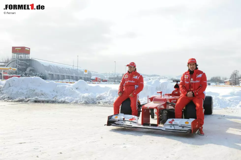 2012: Ferrari F2012. Zweiter in der Fahrer- und Konstrukteurs-Weltmeisterschaft. Drei Siege. - Schon bei der Präsentation deutet sich an, dass der F2012 Ferrari auf Glatteis führen könnte, und bei den ersten Testfahrten bestätigt sich diese Befürchtung. Trotzdem gewinnt Alonso dank des Regens gleich den zweiten Grand Prix in Malaysia - und hat phasenweise schon 44 Punkte Vorsprung auf Sebastian Vettel. Am Ende verliert er den Titel aber wieder im letzten Rennen. Foto zur News: 2012: Ferrari F2012. Zweiter in der Fahrer- und Konstrukteurs-Weltmeisterschaft. Drei Siege. - Schon bei der Präsentation deutet sich an, dass der F2012 Ferrari auf Glatteis führen könnte, und bei den ersten Testfahrten bestätigt sich diese Befürchtung. Trotzdem gewinnt Alonso dank des Regens gleich den zweiten Grand Prix in Malaysia - und hat phasenweise schon 44 Punkte Vorsprung auf Sebastian Vettel. Am Ende verliert er den Titel aber wieder im letzten Rennen.