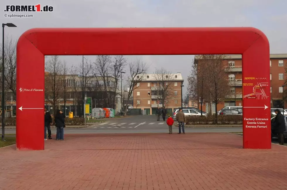 Foto zur News: Links geht&#039;s zur hauseigenen Teststrecke, rechts zur Fabrik.