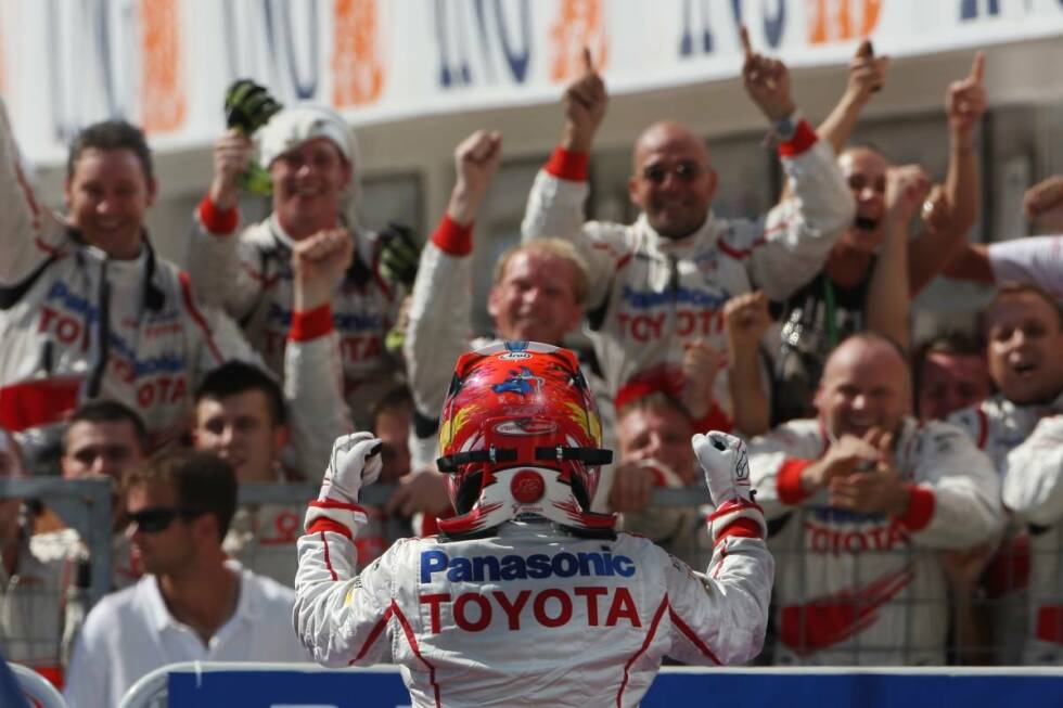 Foto zur News: Mit einer sensationell starken Fahrt sichert sich Timo Glock beim Grand Prix in Ungarn 2008 seinen ersten Podestrang. Der Deutsche muss sich in Budapest nur dem damaligen McLaren-Piloten Heikki Kovalainen beugen.