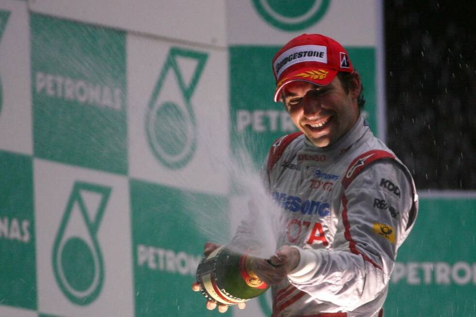Foto zur News: Im Folgejahr darf Timo Glock gleich zweimal mit Champagner spritzen. Beim Grand Prix in Malaysia fährt der Toyota-Pilot auf Rang drei. Das Rennen wird wegen starker Regenfälle vorzeitig abgebrochen. &quot;Zwei Runden länger hätte das Rennen dauern müssen. Dann hätte ich gesiegt&quot;, ist Glock überzeugt.