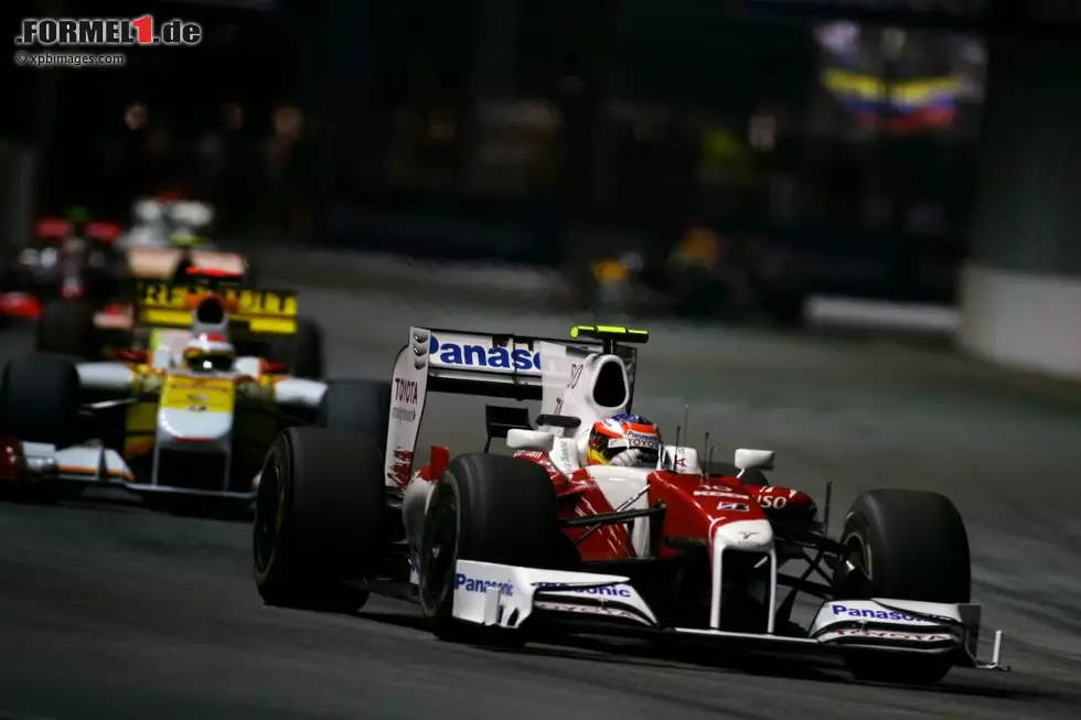 Auf seiner Lieblingsstrecke Singapur lässt Timo Glock seinen zweiten Podestplatz des Jahres 2009 folgen. Was damals niemand ahnt: Es wird der letzte Besuch auf dem Formel-1-Podest sein. Foto zur News: Auf seiner Lieblingsstrecke Singapur lässt Timo Glock seinen zweiten Podestplatz des Jahres 2009 folgen. Was damals niemand ahnt: Es wird der letzte Besuch auf dem Formel-1-Podest sein.