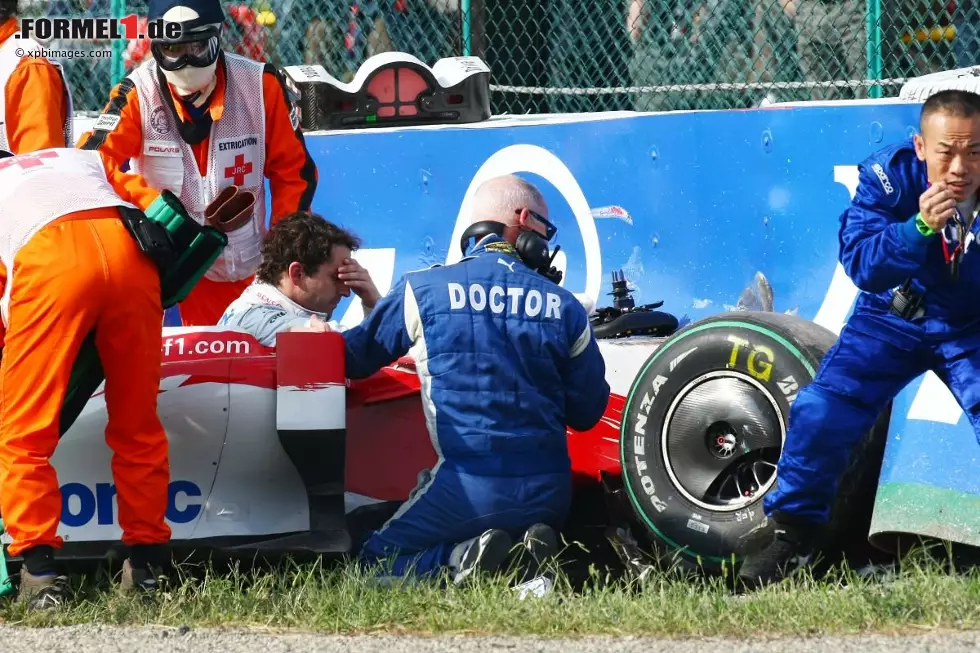 3. Oktober 2009: Im Qualifying zum großen Preis von Japan fliegt Timo Glock heftig in die Begrenzungen. Der Deutsche verletzt sich am Bein und fällt nicht nur für das Wochenende in Suzuka aus. Ersatzpilot Kamui Kobayashi vertritt Glock bei den letzten drei Rennen der Saison. Am Ende des Jahres zieht Toyota den Stecker aus dem Formel-1-Programm. Foto zur News: 3. Oktober 2009: Im Qualifying zum großen Preis von Japan fliegt Timo Glock heftig in die Begrenzungen. Der Deutsche verletzt sich am Bein und fällt nicht nur für das Wochenende in Suzuka aus. Ersatzpilot Kamui Kobayashi vertritt Glock bei den letzten drei Rennen der Saison. Am Ende des Jahres zieht Toyota den Stecker aus dem Formel-1-Programm.