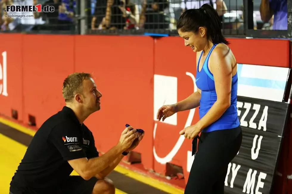 Foto zur News: Nämlich ihr Boyfriend Nick, der die Jogging-Runde seiner Liebsten bei Start und Ziel abwartet - mit einem Verlobungsring in der Tasche...