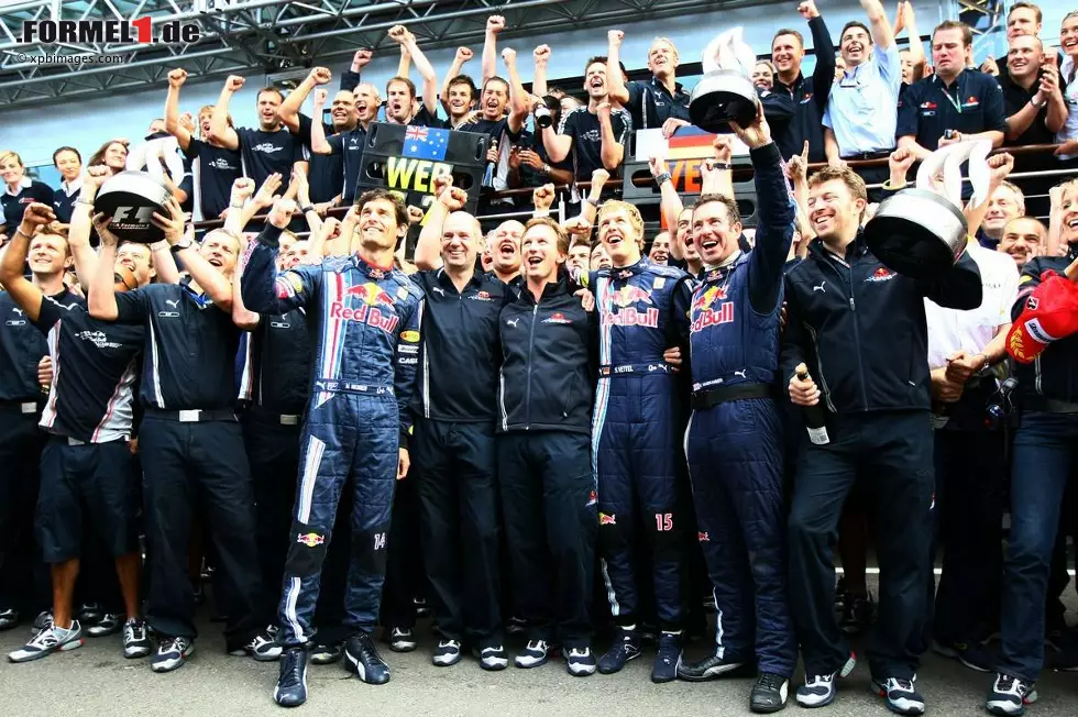 Foto zur News: Der erste Sieg von Red Bull Racing in Großbritannien. Seb hat hier 2009 gewonnen, Mark machte den Doppelsieg perfekt. Wir waren fast eine halbe Minute vor dem Dritten.
