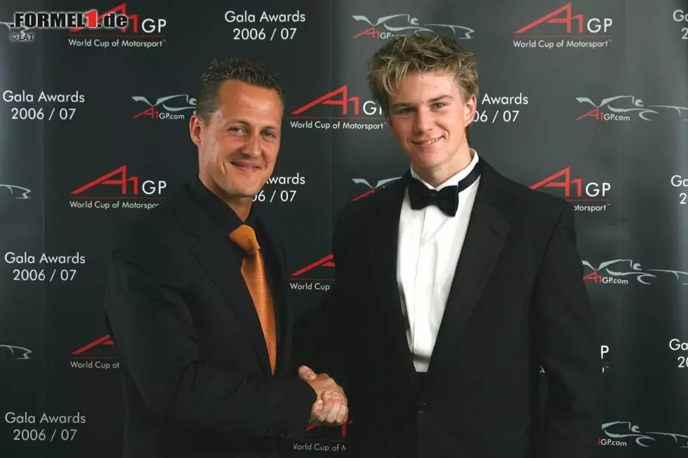 Foto zur News: Da konnte auch Rekordweltmeister Michael Schumacher nur artig gratulieren.