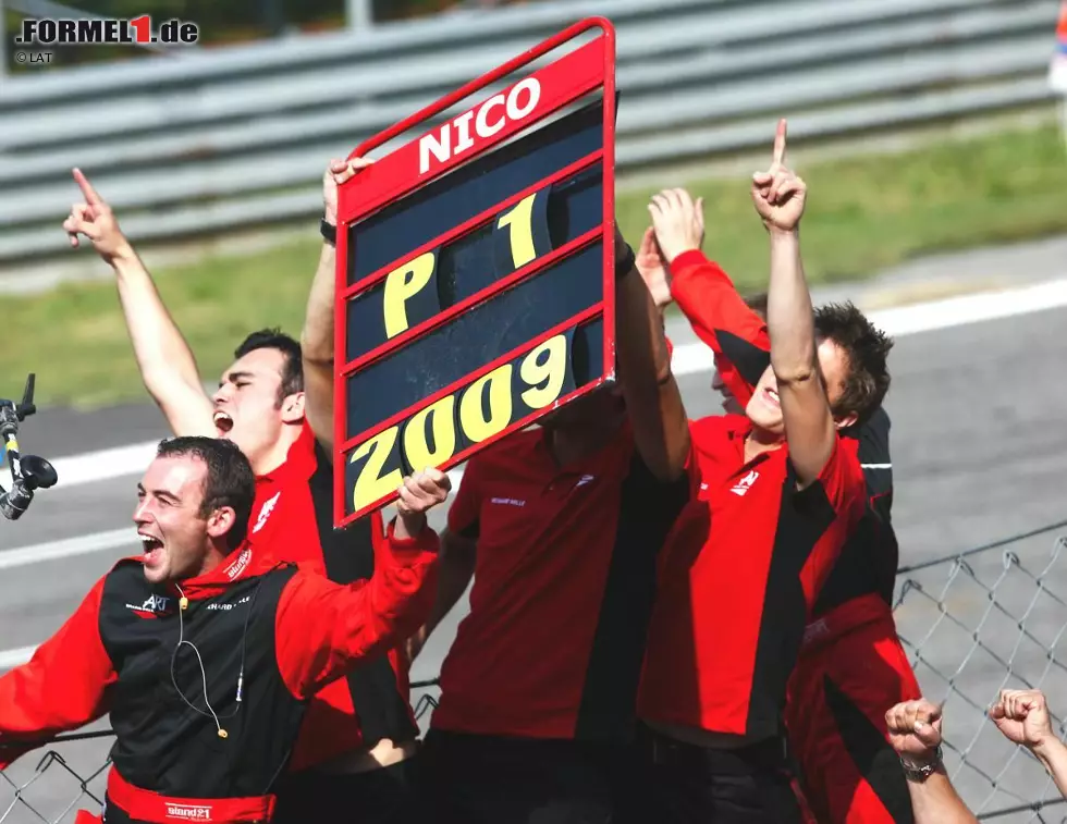 Am Ende des Jahres durfte Hülkenberg seine nächste Meisterschaft feiern. Der Titelgewinn im Rookie-Jahr in der GP2 gelang vor ihm nur Nico Rosberg und Lewis Hamilton - und seitdem keinem anderen Fahrer mehr. Foto zur News: Am Ende des Jahres durfte Hülkenberg seine nächste Meisterschaft feiern. Der Titelgewinn im Rookie-Jahr in der GP2 gelang vor ihm nur Nico Rosberg und Lewis Hamilton - und seitdem keinem anderen Fahrer mehr.