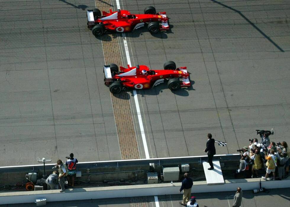 Foto zur News: ...der Ferrari-Dominanz. Schumacher und Barrichello spielten in ihren haushoch überlegenen Boliden mit der Konkurrenz - und mit sich selbst. So wie hier beim umstrittenen Grand Prix der USA 2002, als die Ferrari-Piloten gleichauf über die Ziellinie fuhren.